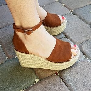 NWB 5.5 Steve Madden "sway" chestnut suede wedges